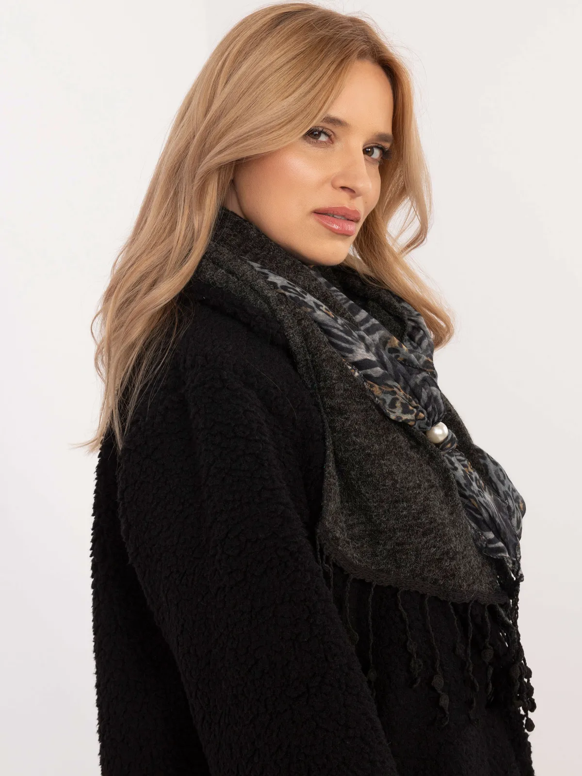 Ozdobny szal z dekoracyjnymi perłami i frędzlami - zdjęcie 1