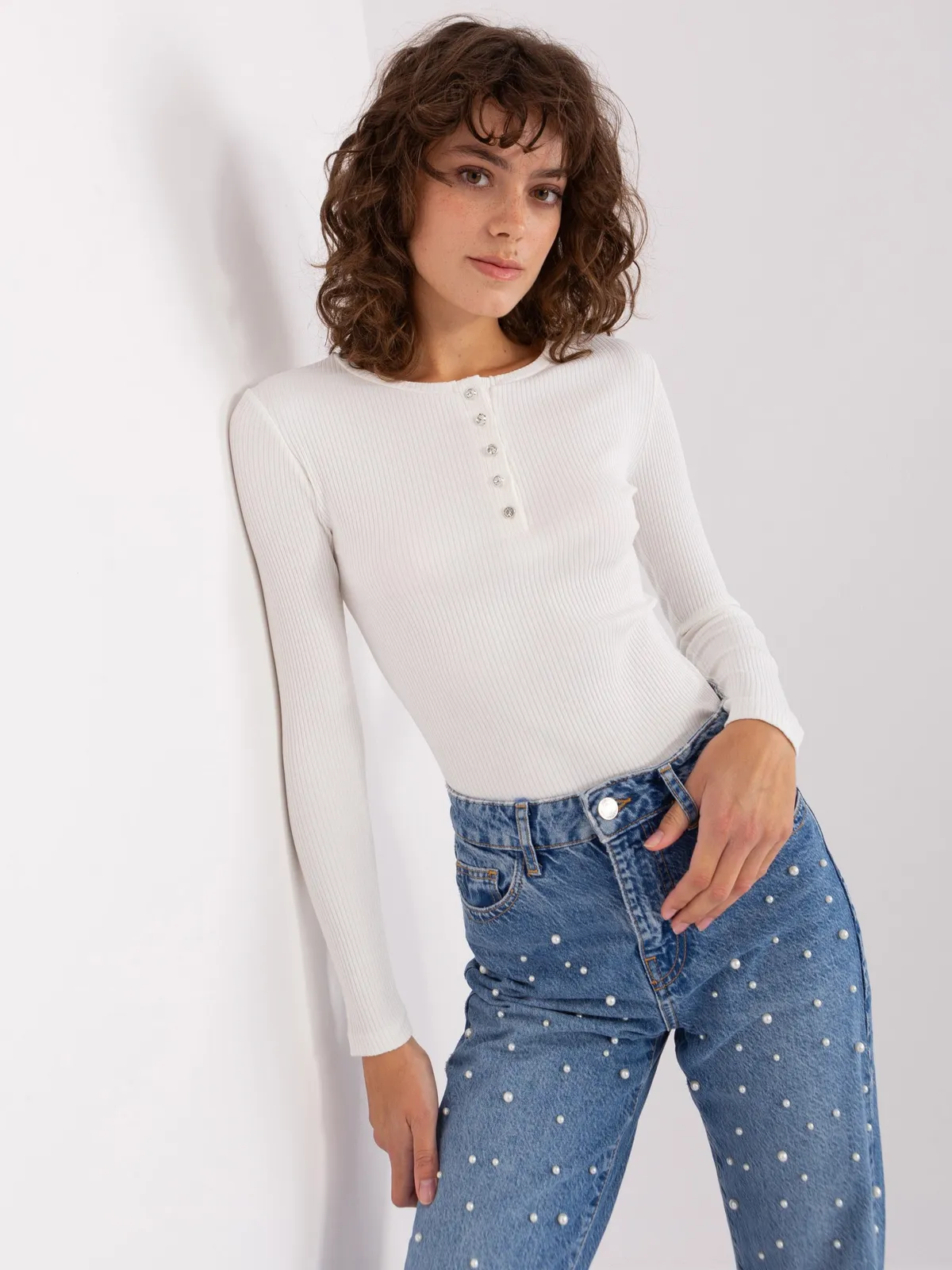 Ecru bluzka ozdobnymi guzikami BASIC FEEL GOOD - zdjęcie 2