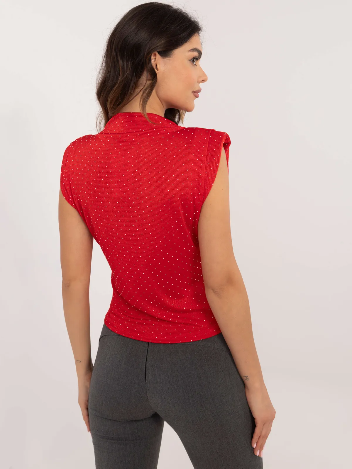 Dopasowana bluzka z wysokim kołnierzem i poduszkami - zdjęcie 1