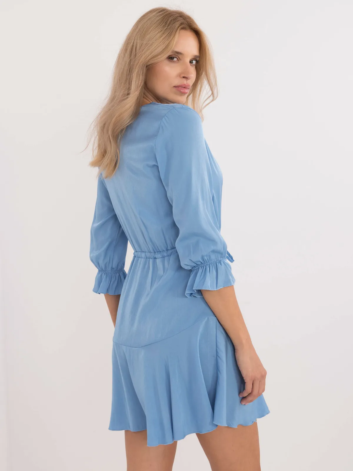 Kopertowa sukienka mini z falbankami przy rękawach - zdjęcie 1