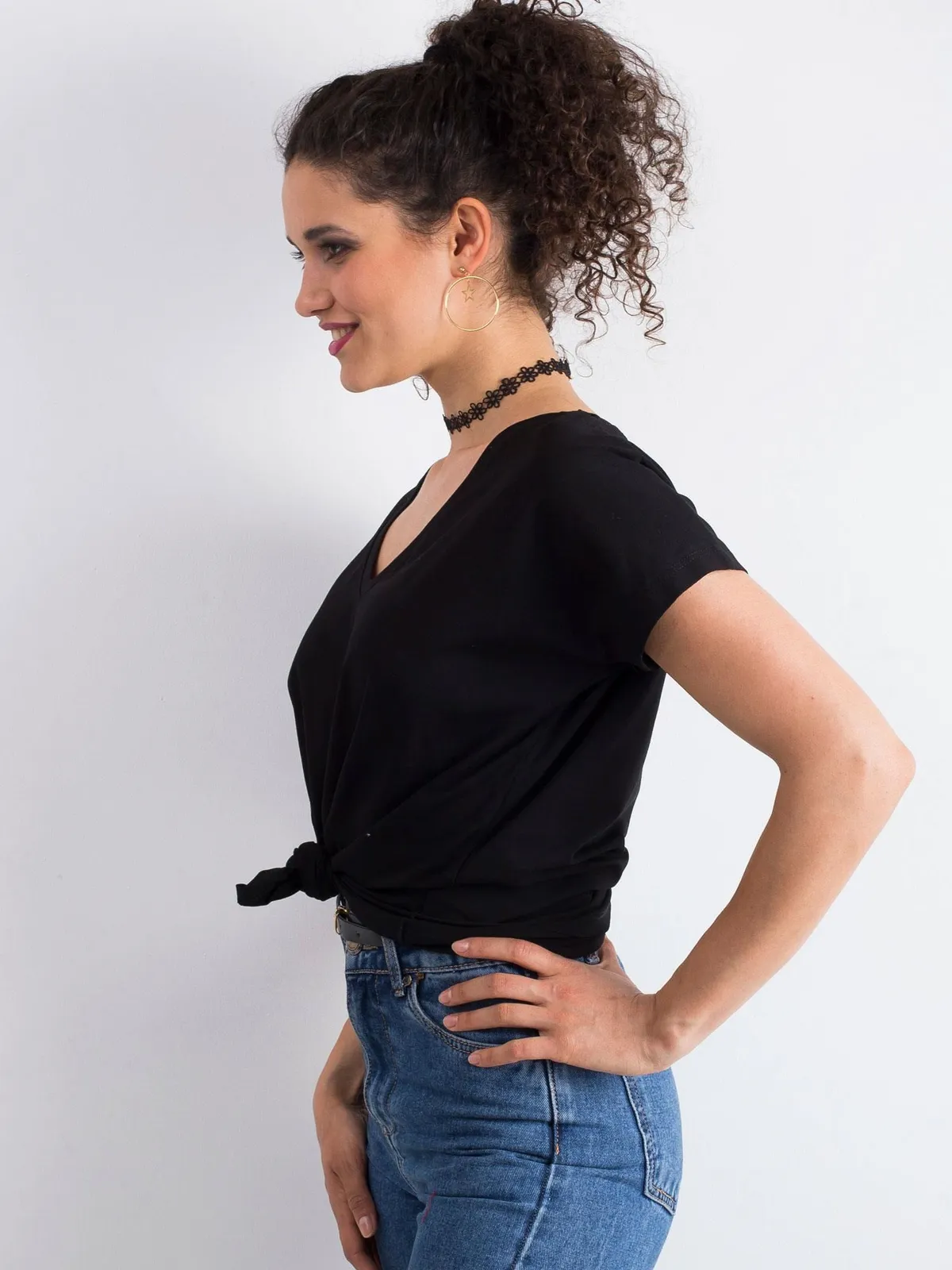 Casualowy T-shirt z dekoltem w serek - zdjęcie 1