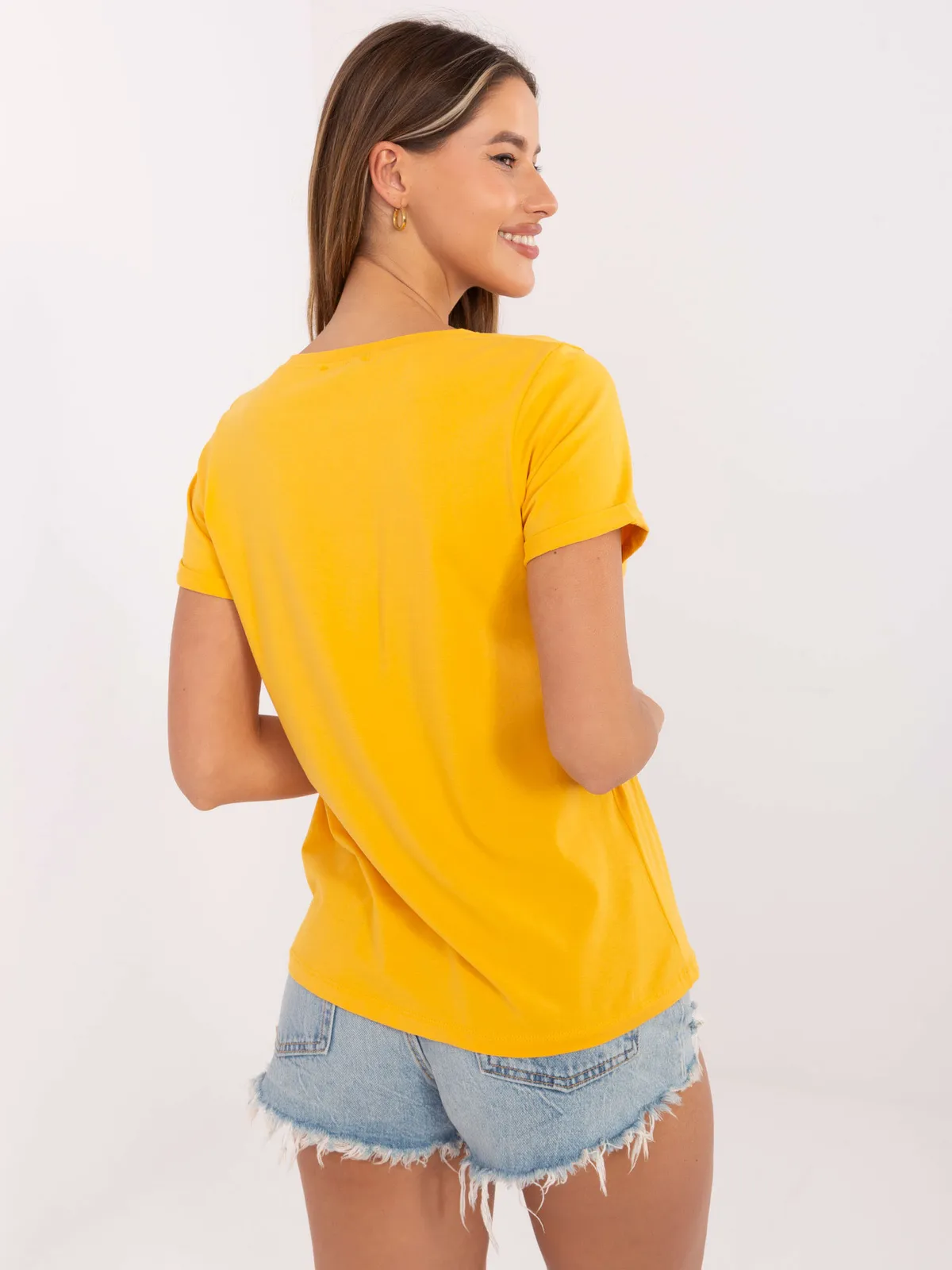 Klasyczny T-shirt z kieszonką i podwiniętymi rękawami - zdjęcie 1