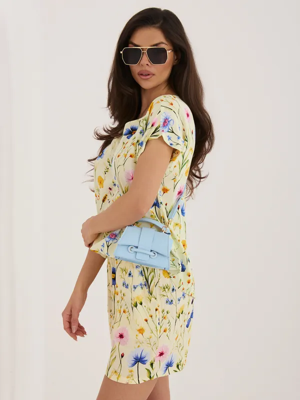 Krótka bluzka typu crop top z odkrytym ramieniem - widok 2