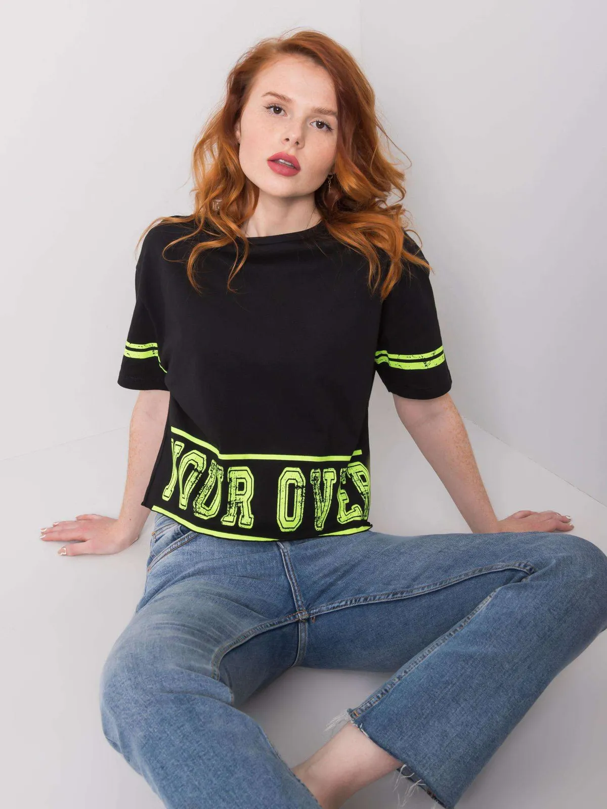 Czarny t-shirt damski z nadrukiem - zdjęcie 2