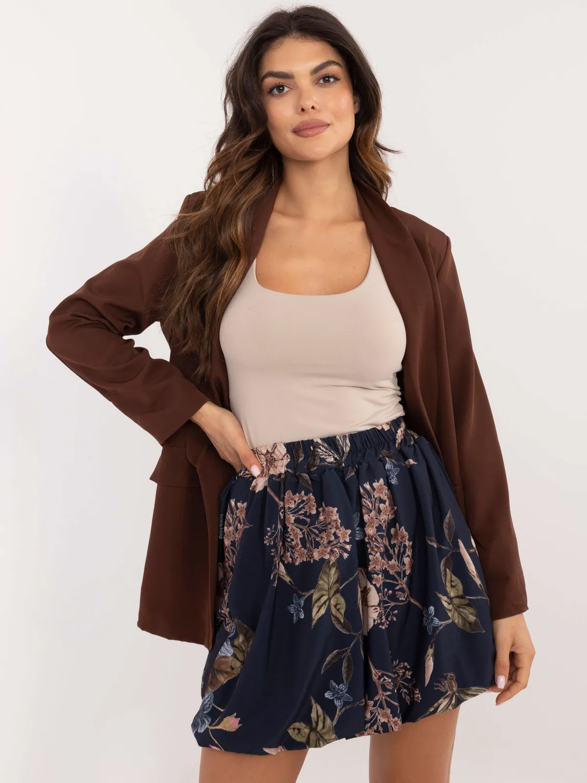 Krótka spódnica z gumką o kroju bombka - zdjęcie 1