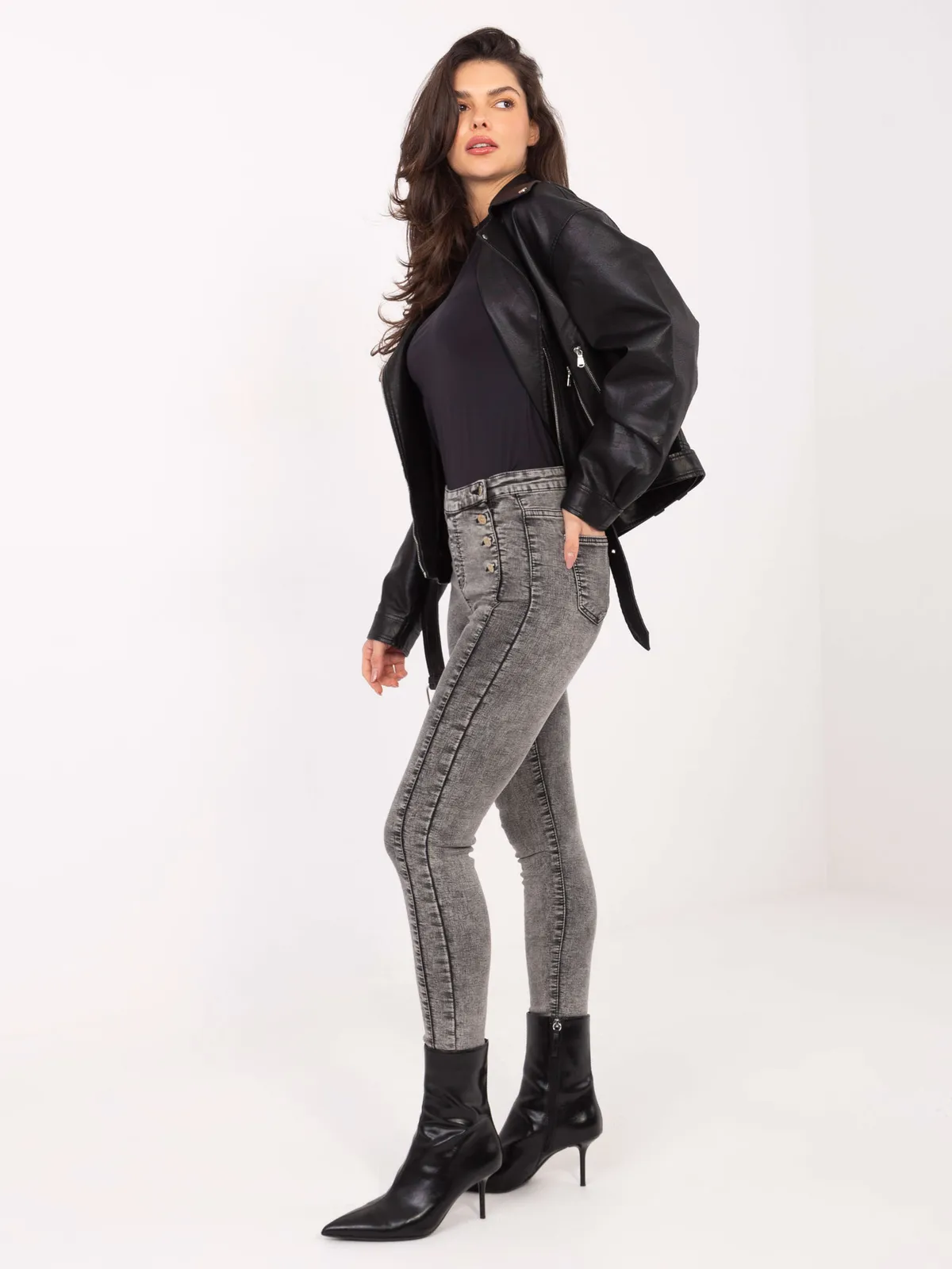 Ciemnoszare jeansy damskie skinny z ozdobnymi guzikami - zdjęcie 4