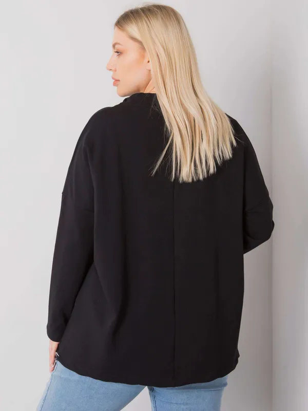 Czarna bluza plus size z nadrukiem i kieszeniami - widok 2