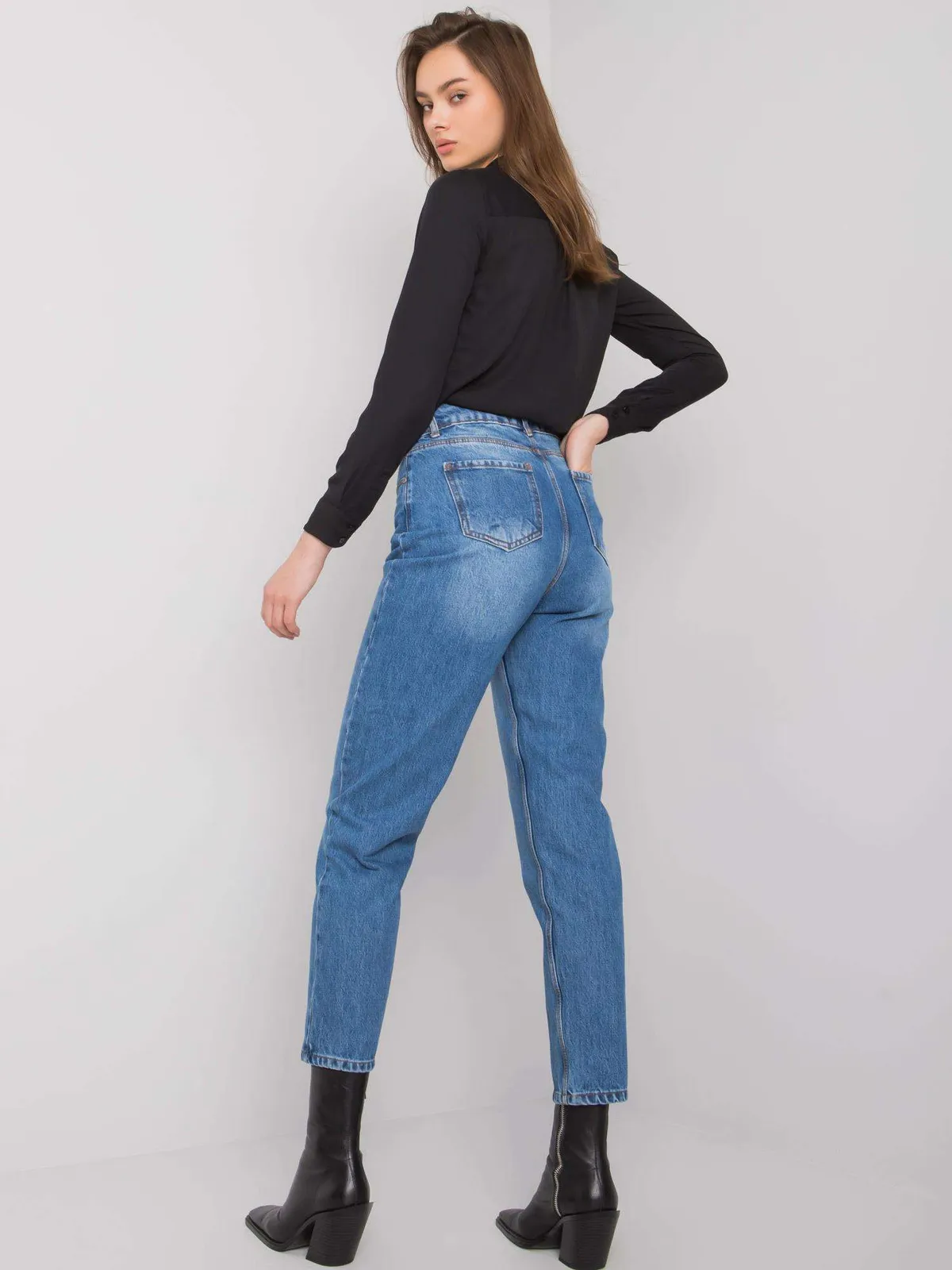 Niebieskie spodnie jeansowe mom fit - zdjęcie 3
