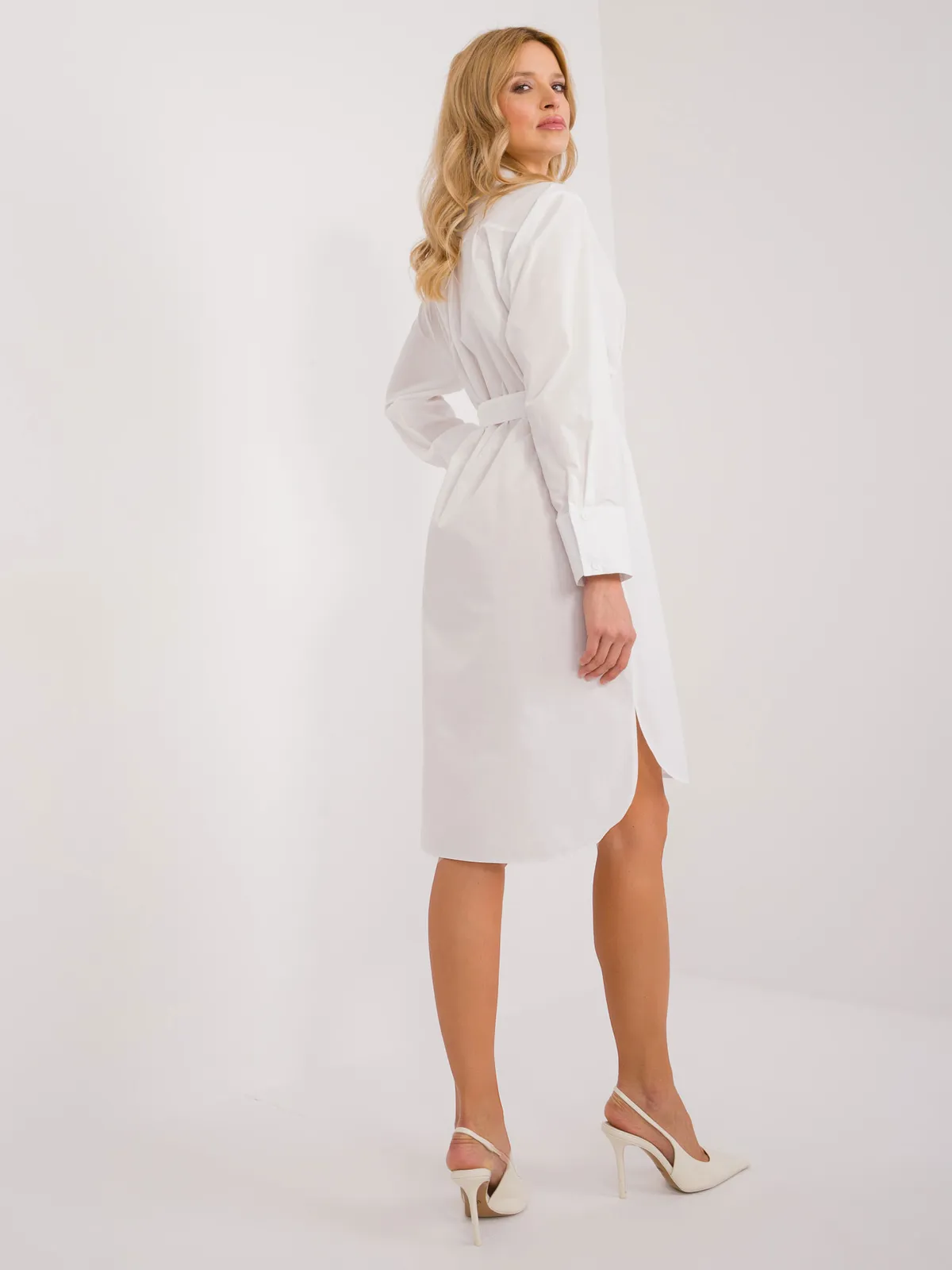 Sukienka koszulowa z ozdobnym kwiatem przy ramieniu - zdjęcie 1