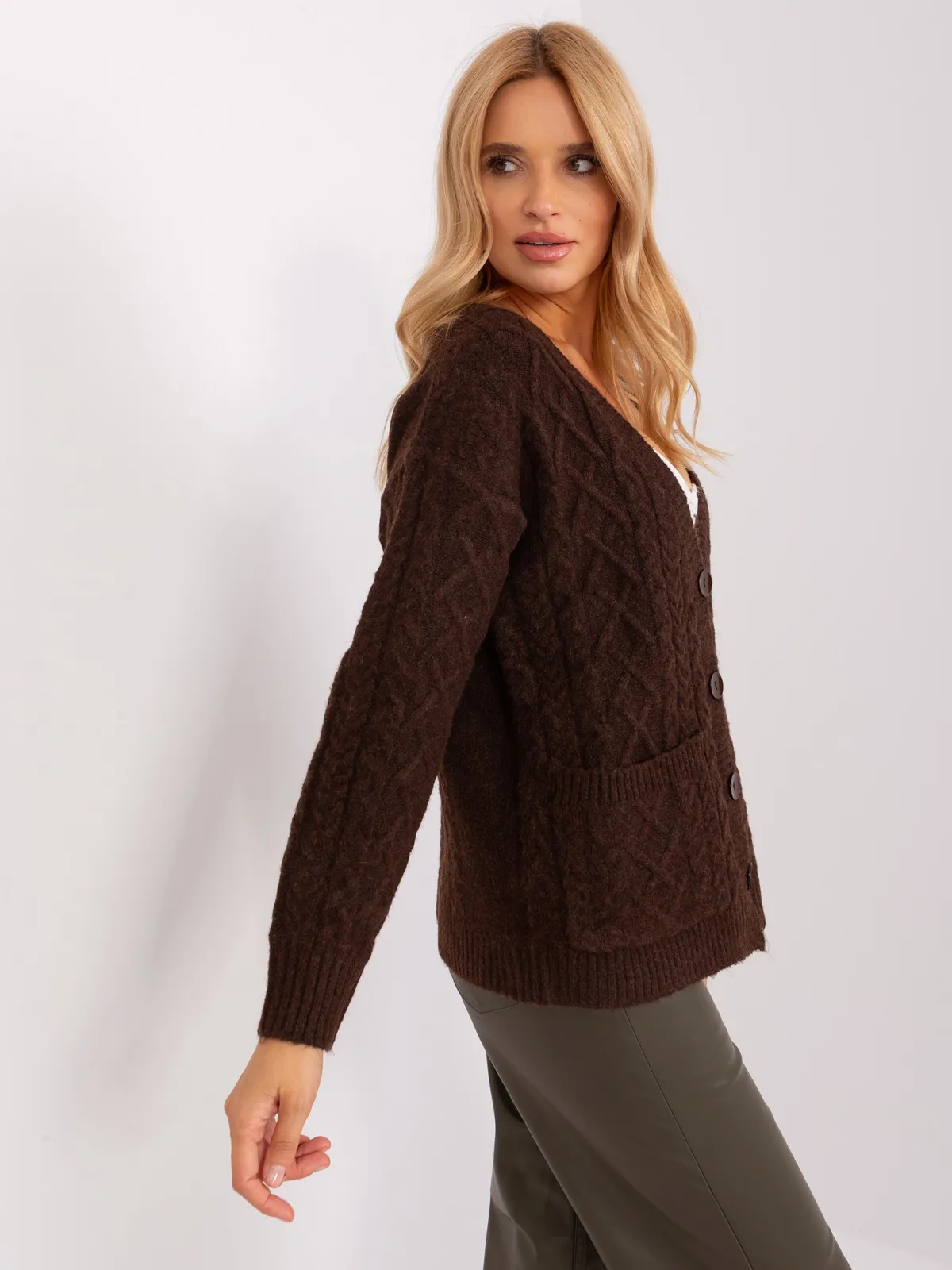 Khaki sweter dzianinowy na guziki - zdjęcie 2