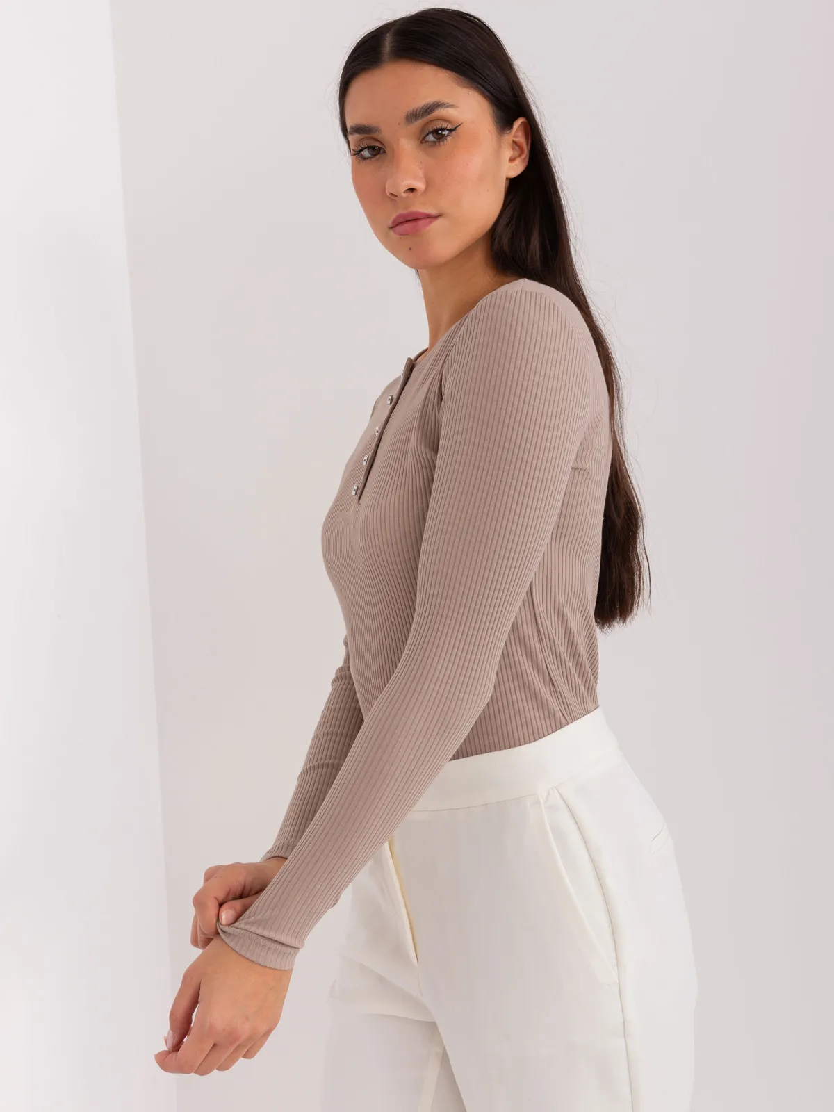 Ciemnobeżowa bawełniana bluzka BASIC FEEL GOOD - zdjęcie 4