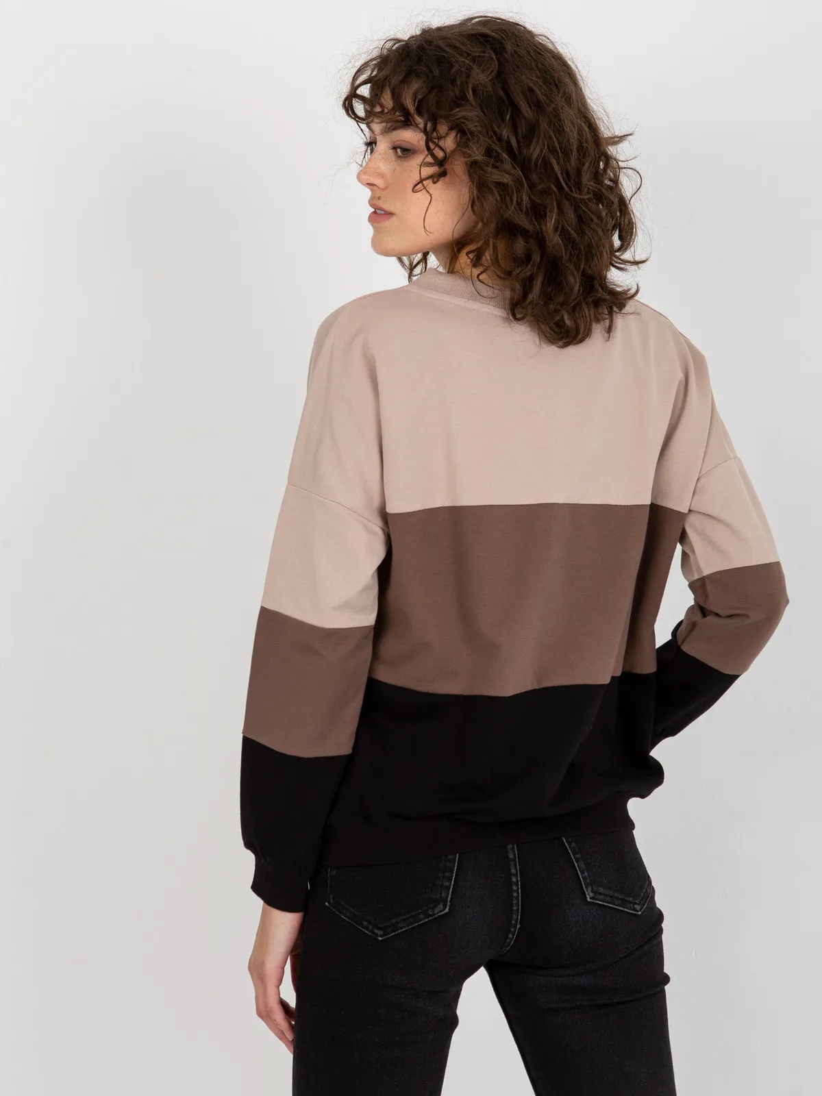 Beżowo-czarna bluza basic z dekoltem w serek RUE PARIS - zdjęcie 4