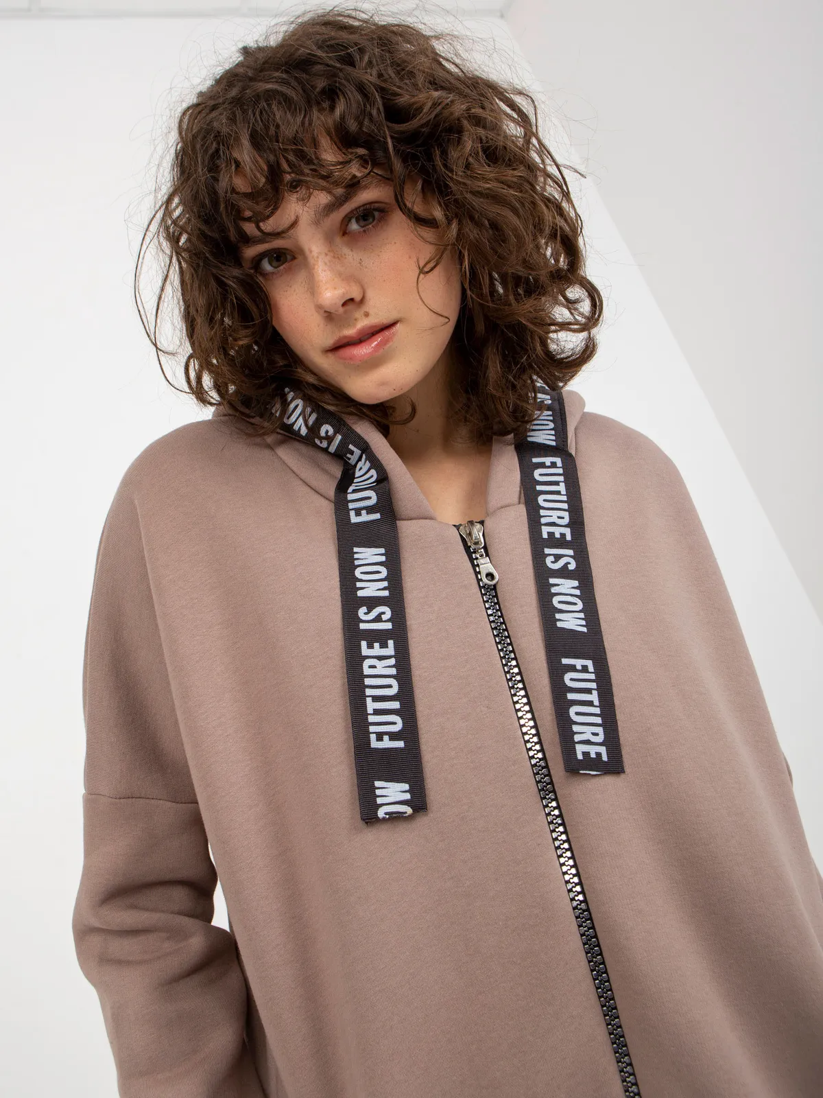 Hurtowna Fuksjowa długa dresowa bluza rozpinana oversize - zdjęcie 4