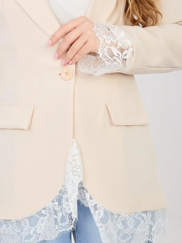 Elegancka marynarka z ozdobnym koronkowym wykończeniem