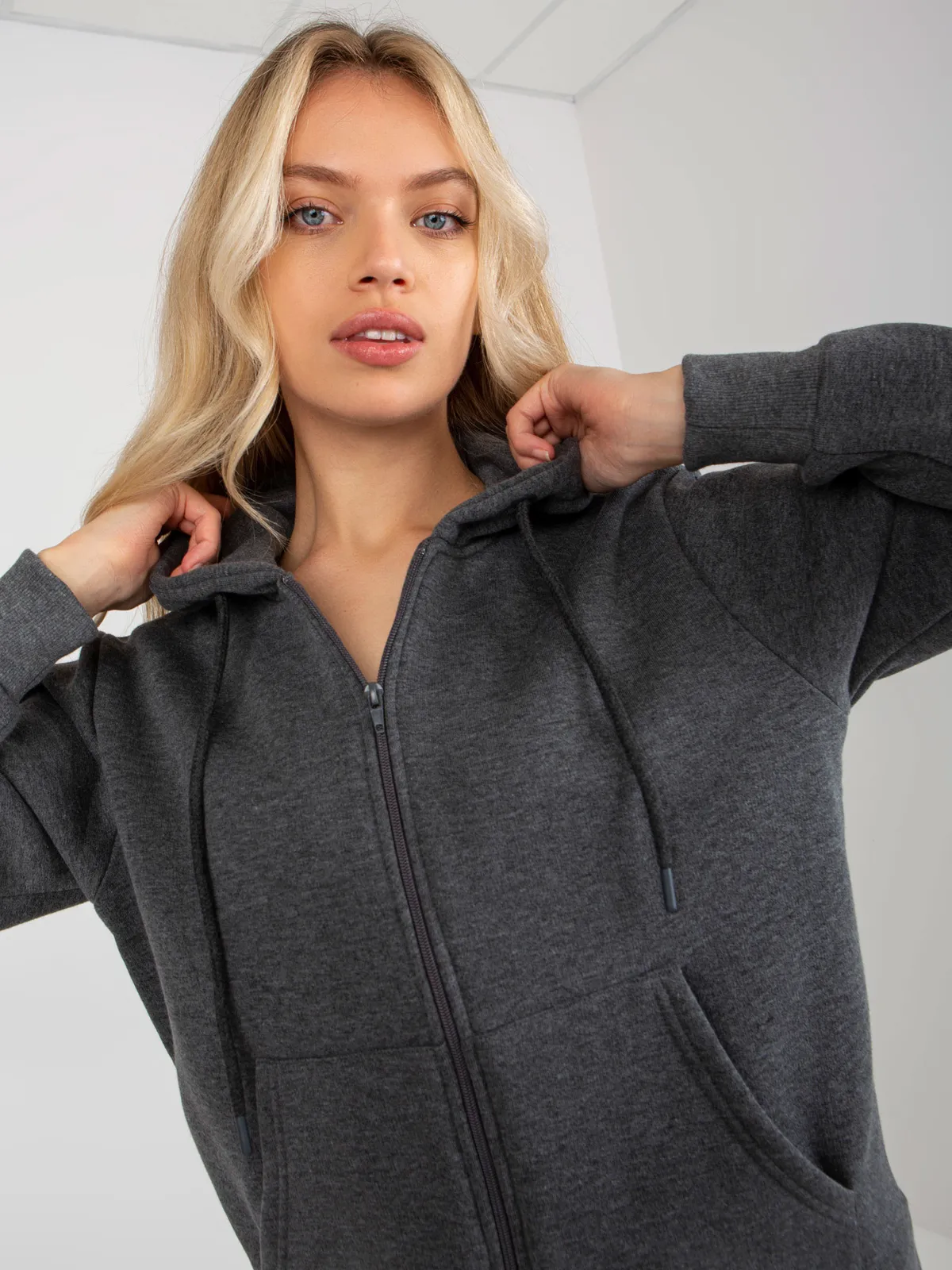 Ciemnoszara rozpinana bluza basic z kapturem RUE PARIS - zdjęcie 3
