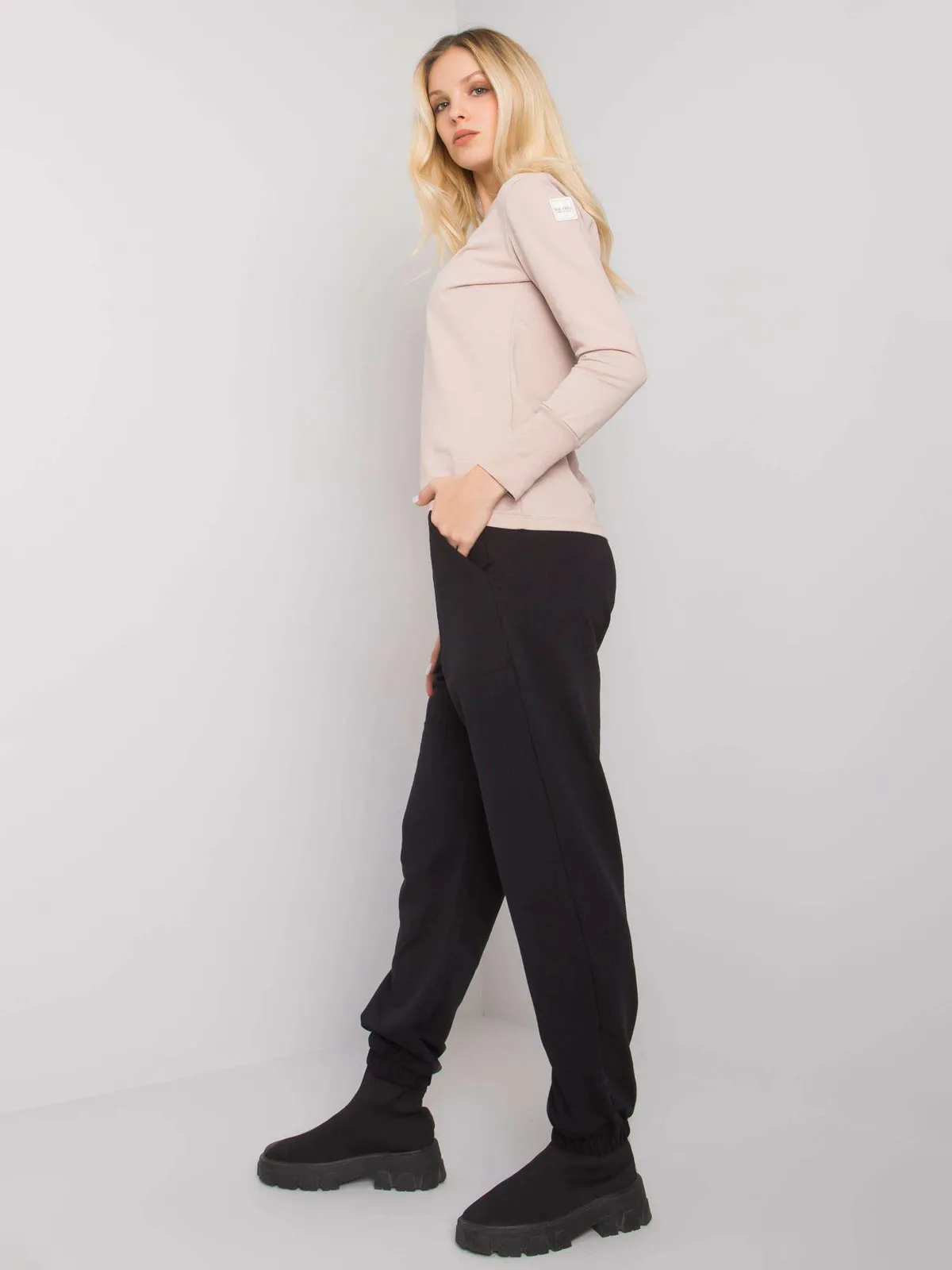 Casualowy komplet dresowy z bluzką i spodniami - zdjęcie 1