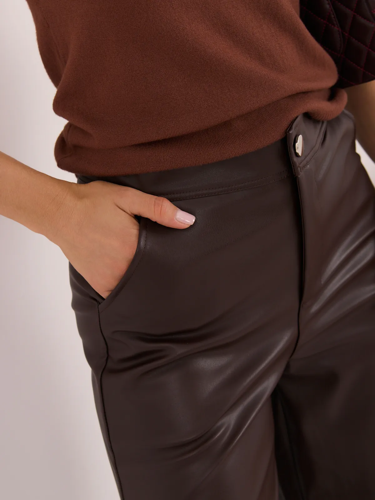 Eleganckie spodnie z wysokim stanem typu wide leg - zdjęcie 4