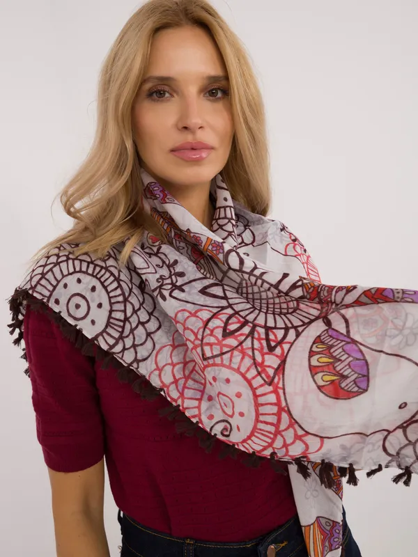 Wzorzysta chusta z ozdobnymi frędzlami w stylu boho - widok 2