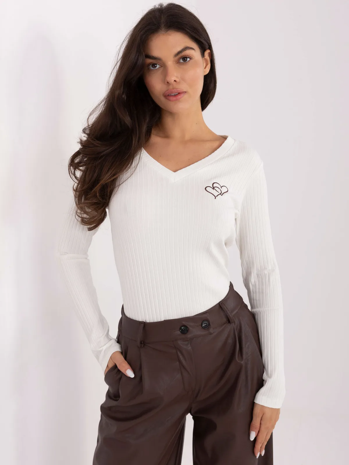 Dopasowana prążkowana bluzka z subtelnym haftem serc - zdjęcie 1
