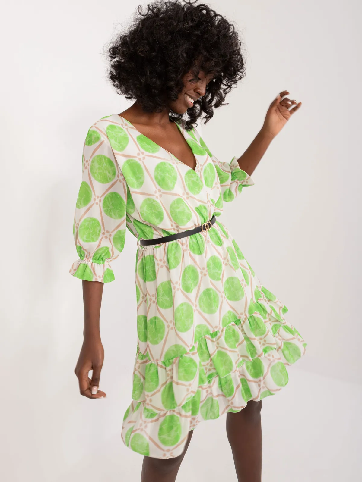 Rozkloszowana sukienka kopertowa z falbanami i paskiem - zdjęcie 1