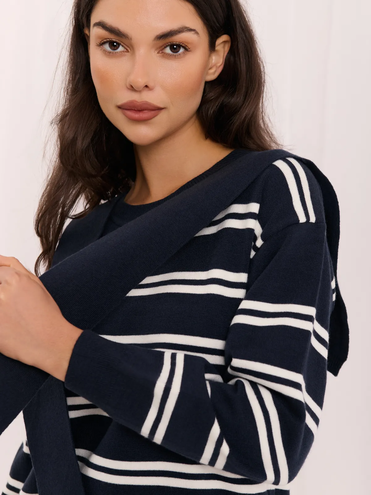Sweter w paski o kroju oversize z kołnierzem - zdjęcie 5