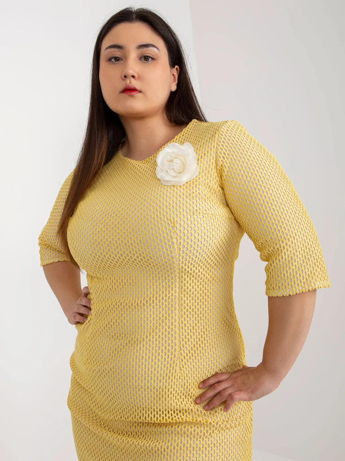 Brzoskwiniowa prosta sukienka plus size z kwiatem - zdjęcie 3