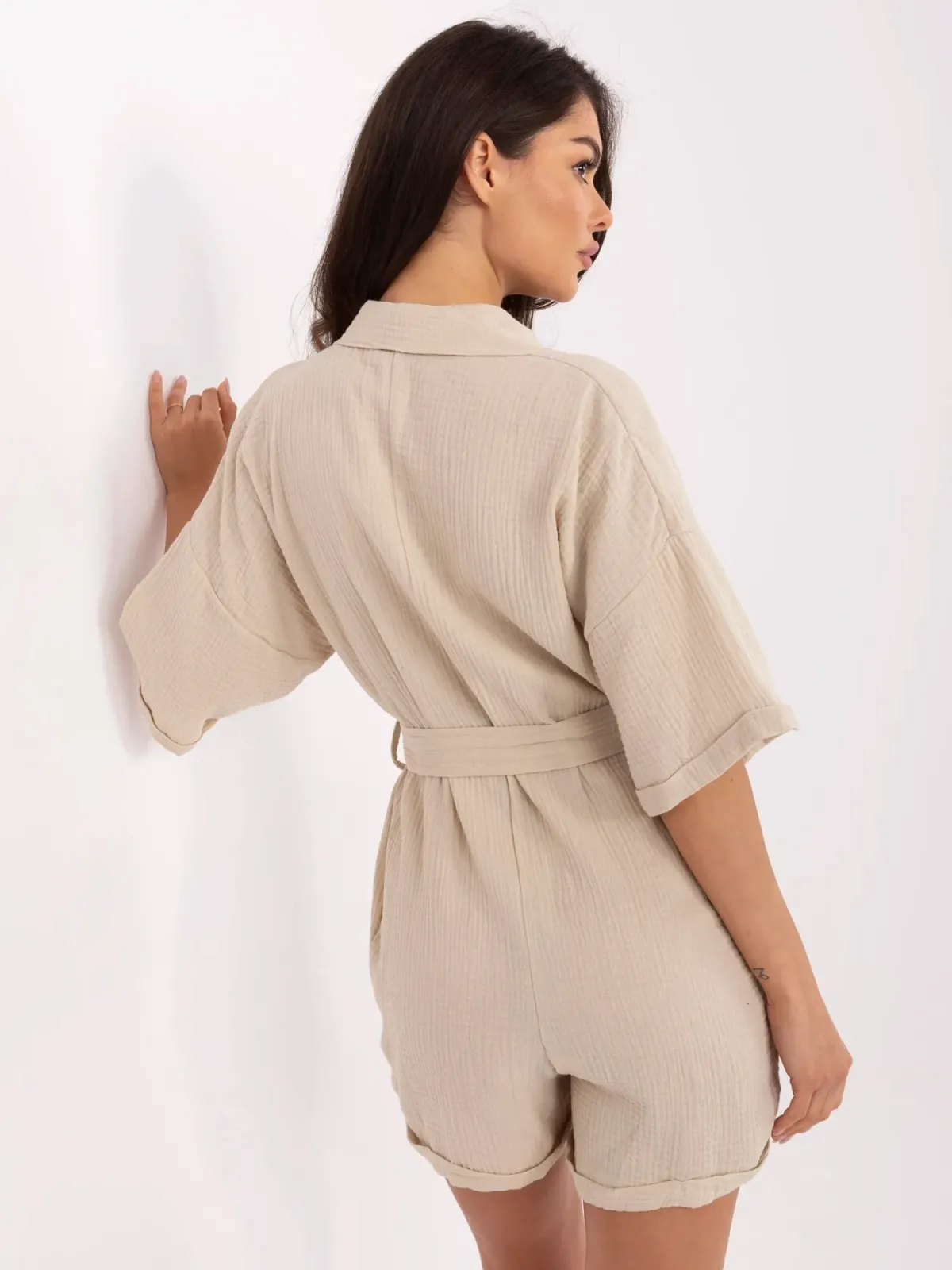 Krótki kombinezon z kołnierzykiem i wiązaniem w talii - zdjęcie 1
