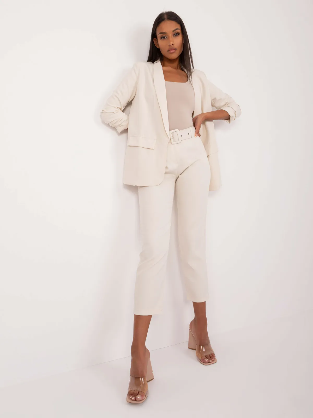 Eleganckie spodnie cygaretki z dekoracyjnym paskiem - zdjęcie 1