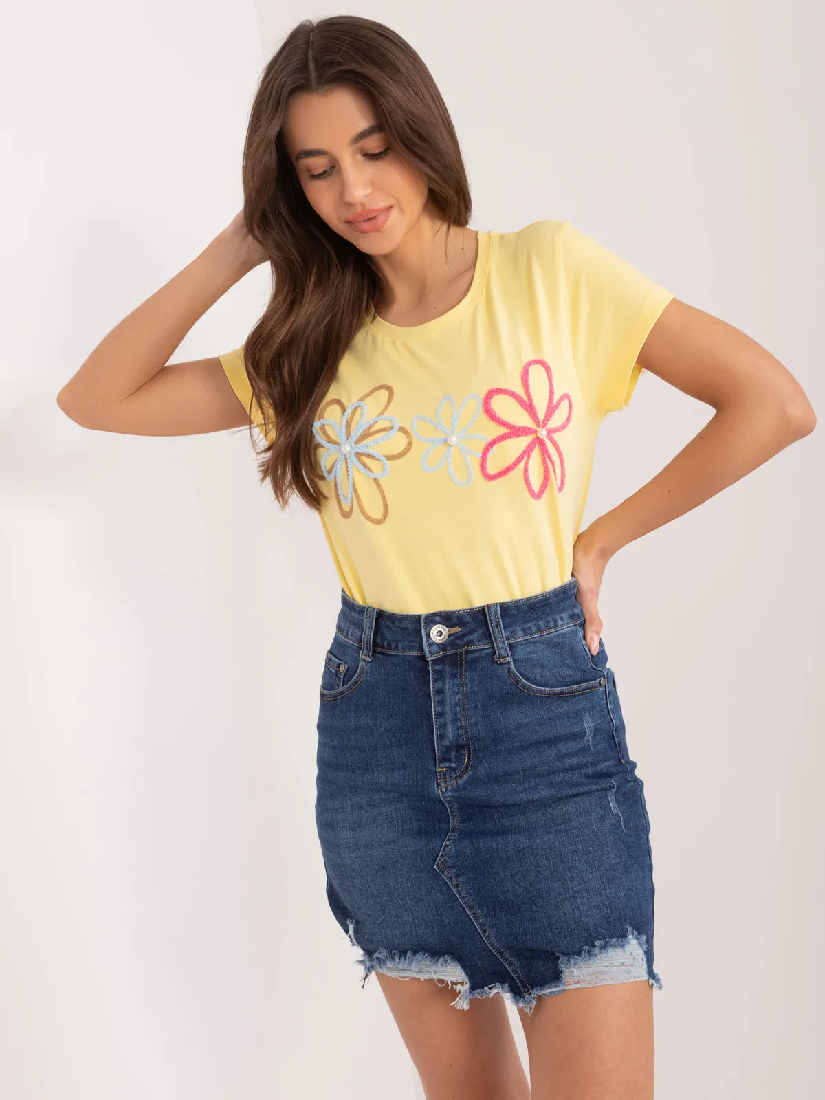 Casualowy t-shirt z haftowanym kwiatowym motywem - zdjęcie 1