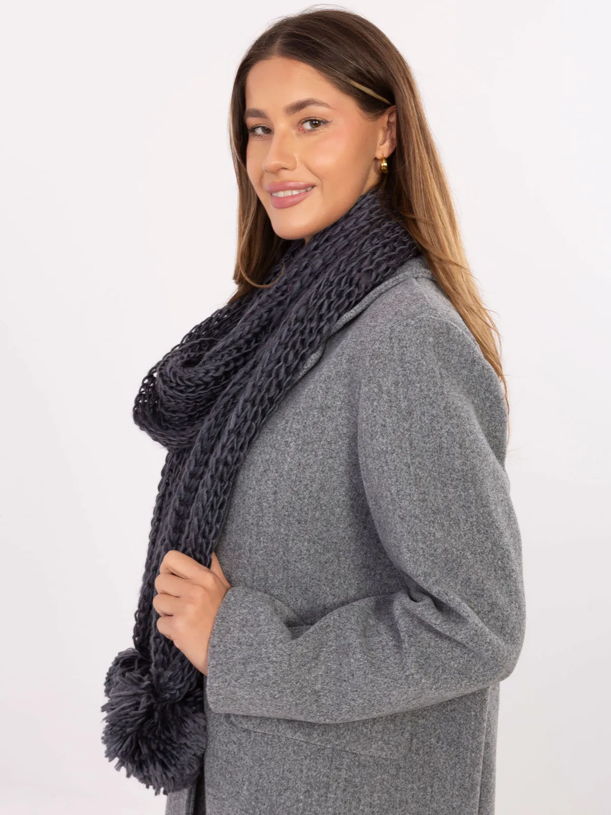 Długi szal o grubym splocie z pomponami - zdjęcie 1