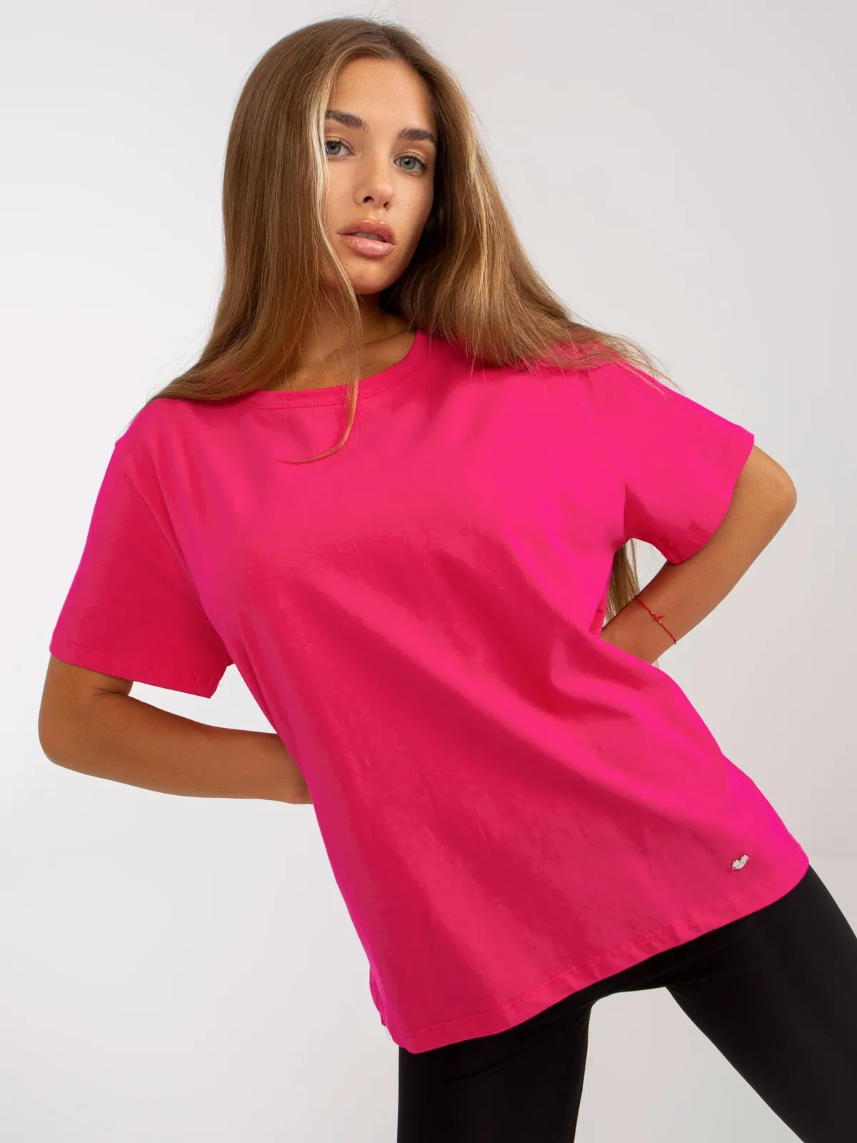 Czarny t-shirt basic z okrągłym dekoltem - zdjęcie 2