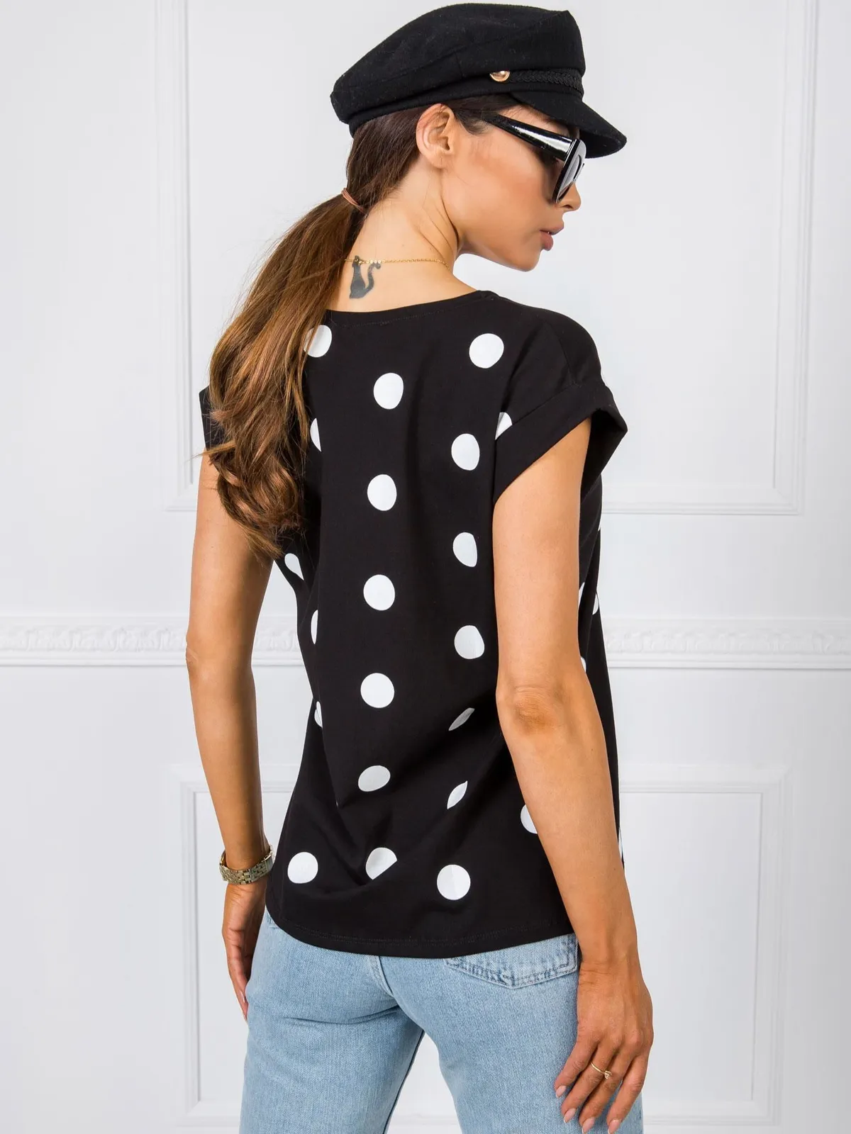 Czarny t-shirt w grochy - zdjęcie 1