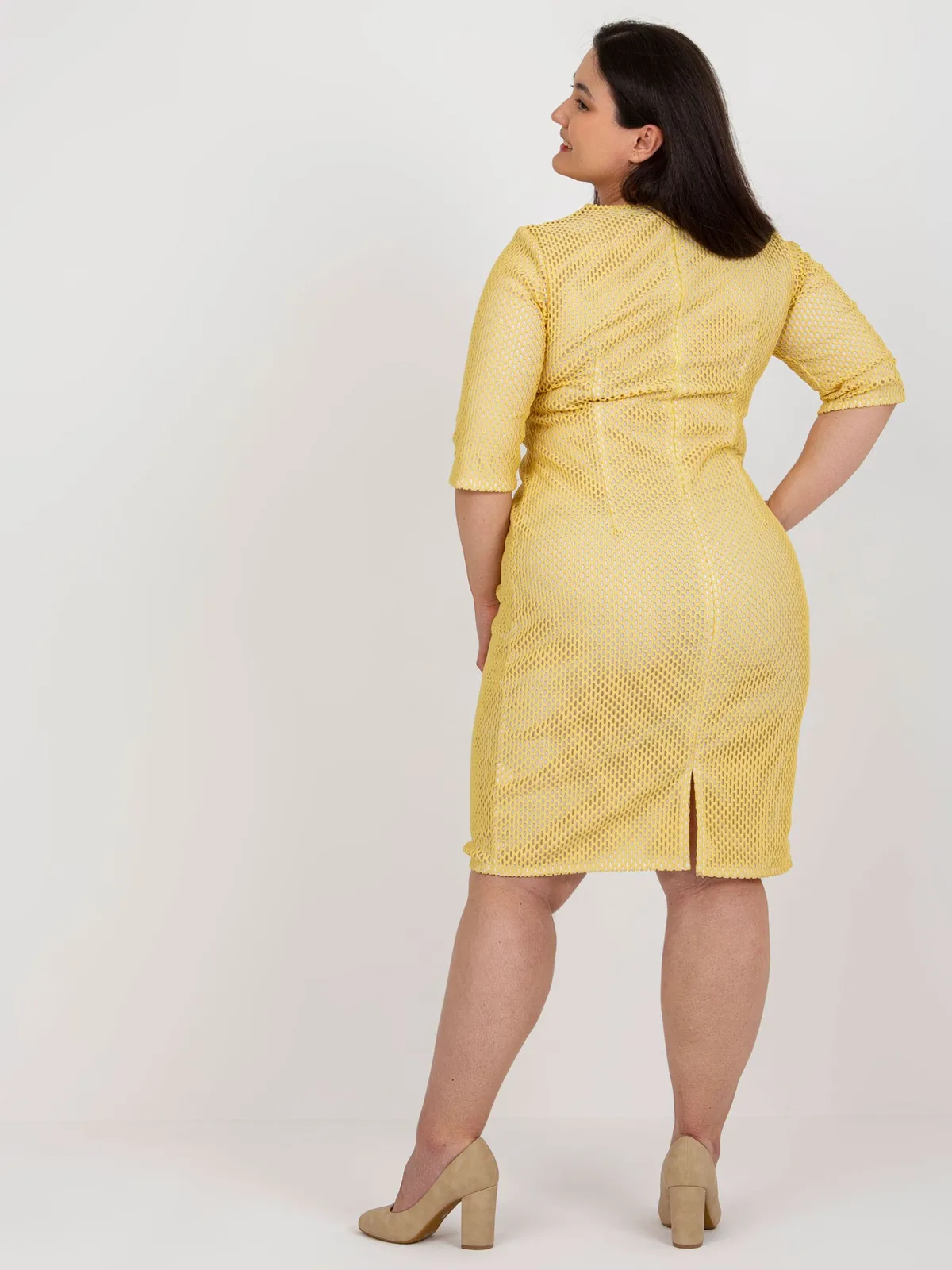 Brzoskwiniowa prosta sukienka plus size z kwiatem - zdjęcie 4