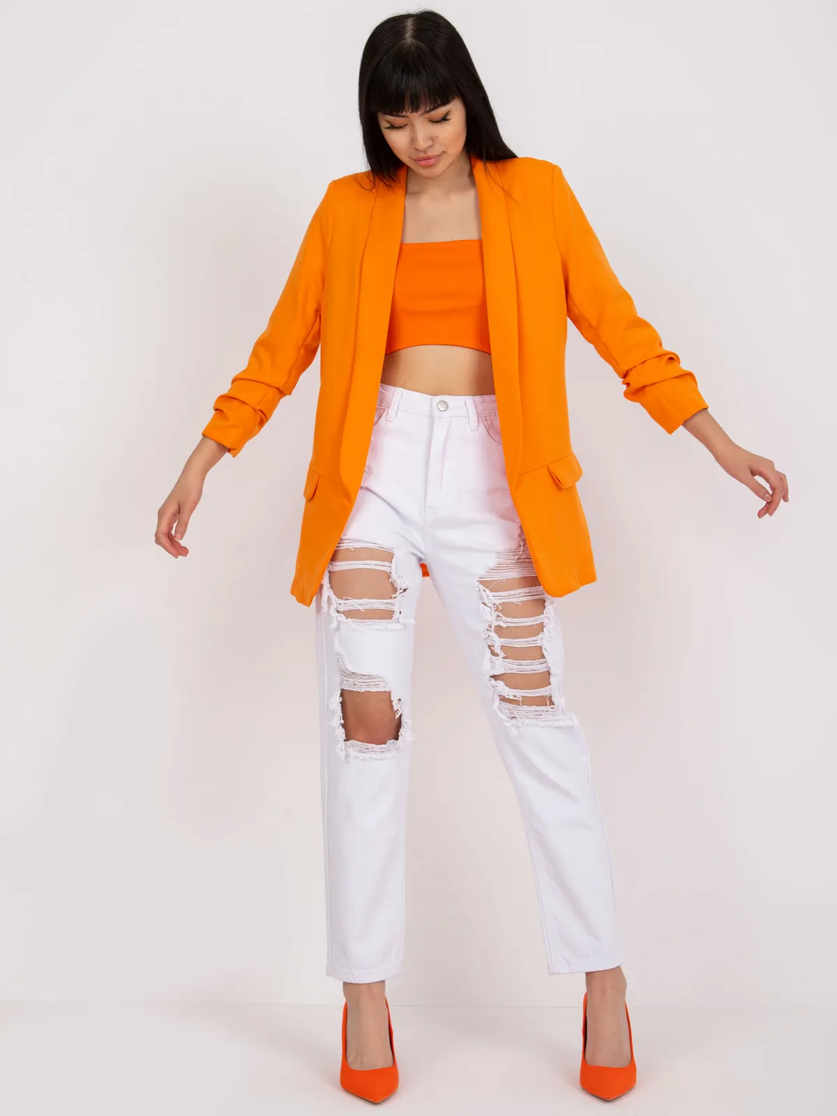 Casualowe jeansy z przetarciami o kroju regular - zdjęcie 1