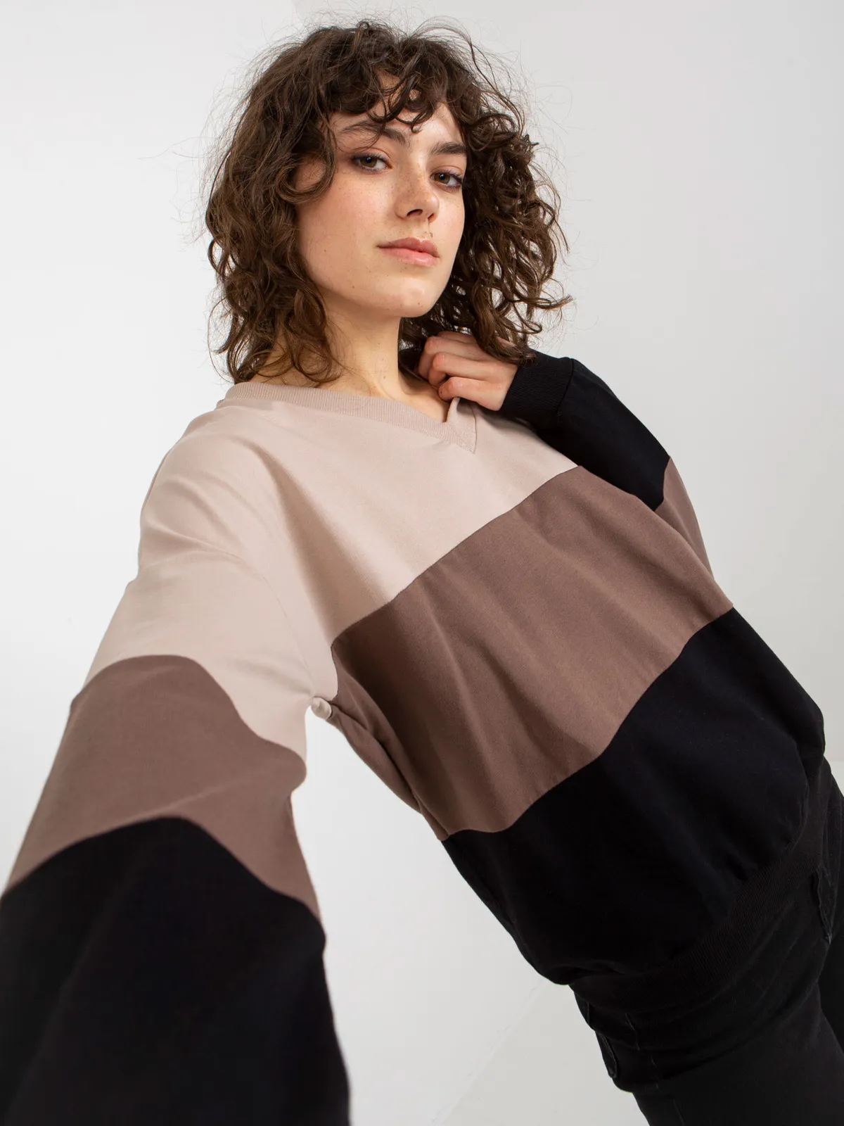 Beżowo-czarna bluza basic z dekoltem w serek RUE PARIS - zdjęcie 3