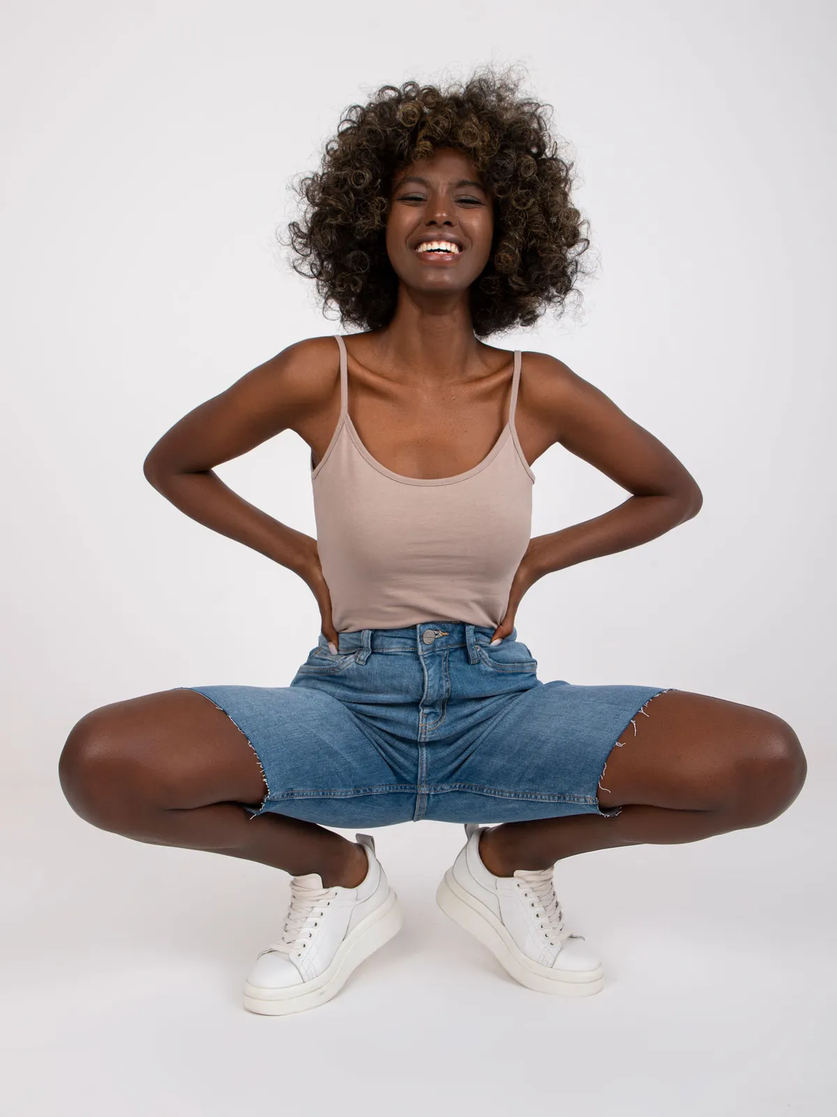 Casualowe szorty bermudy z postrzępionymi nogawkami - zdjęcie 1