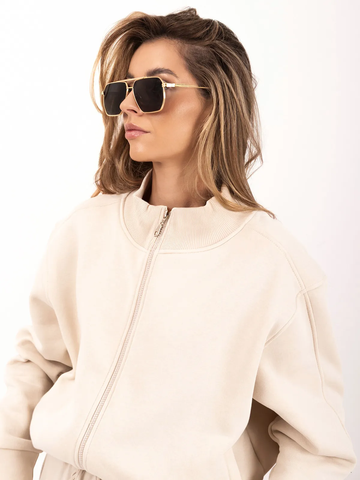 Krótka bluza oversize z wysokim kołnierzem - zdjęcie 4