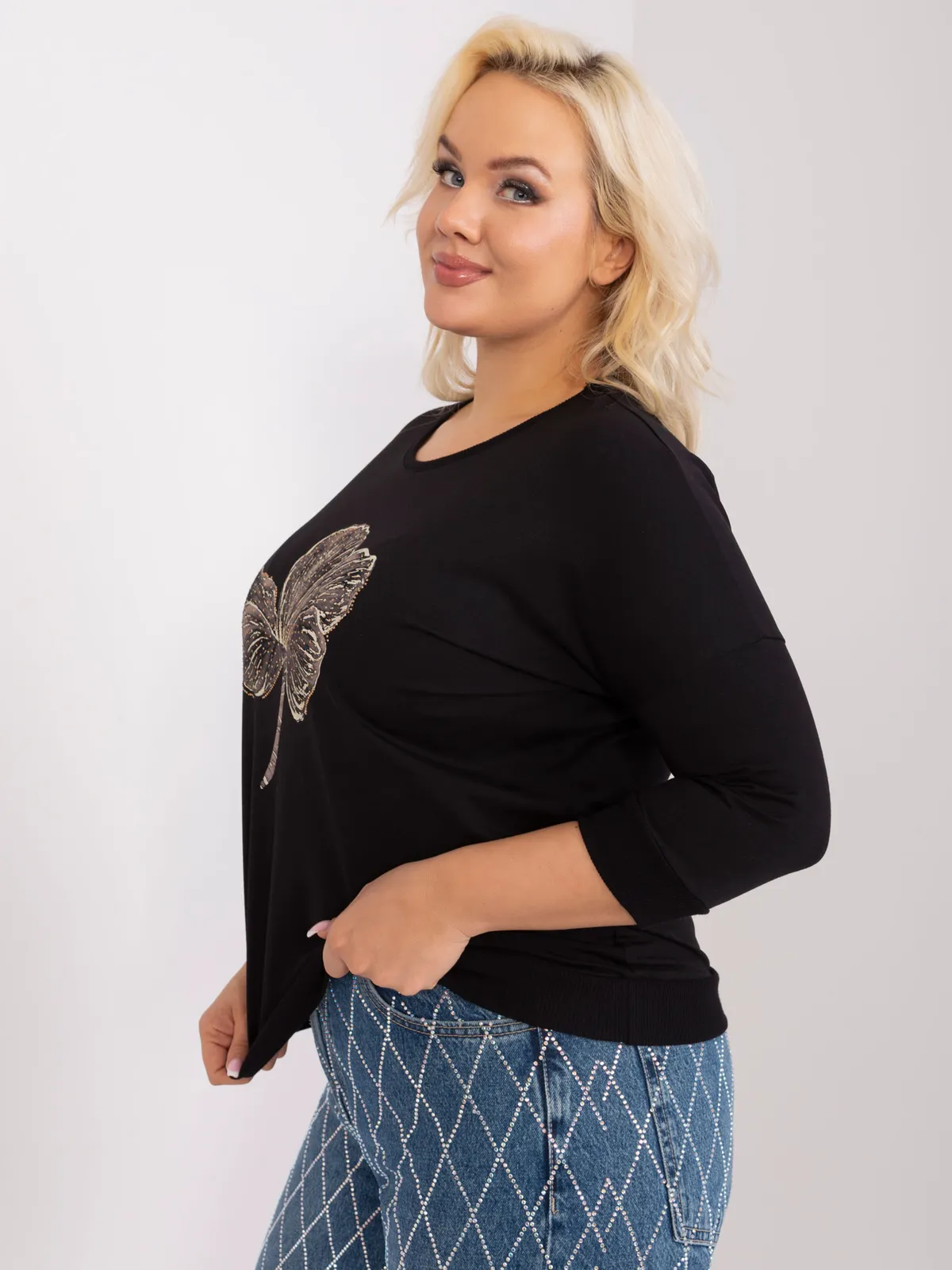 Czarna bluzka plus size z błyszczącym nadrukiem - zdjęcie 2