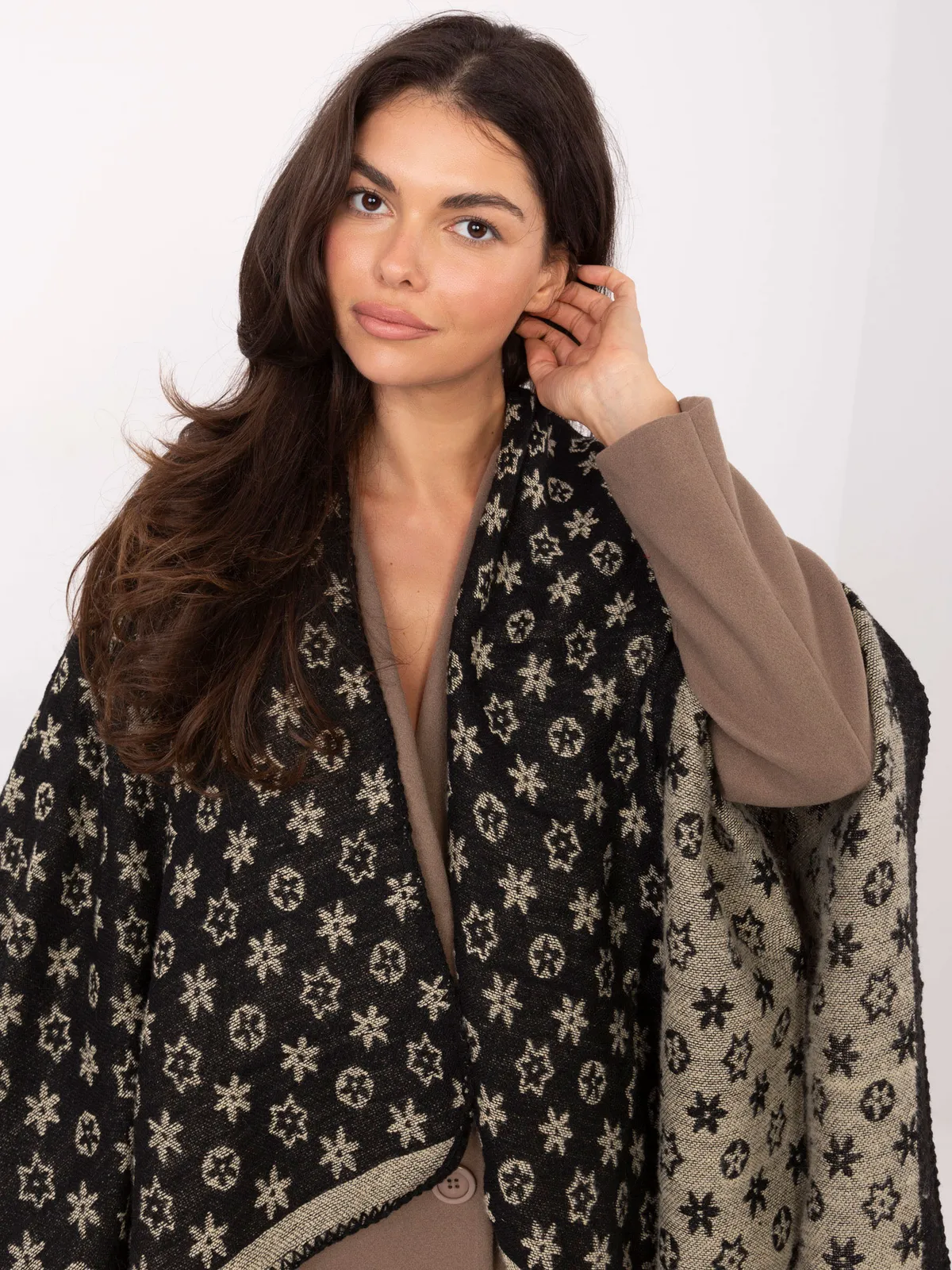 Oversize'owe ponczo z geometrycznym wzorem w stylu boho - zdjęcie 1