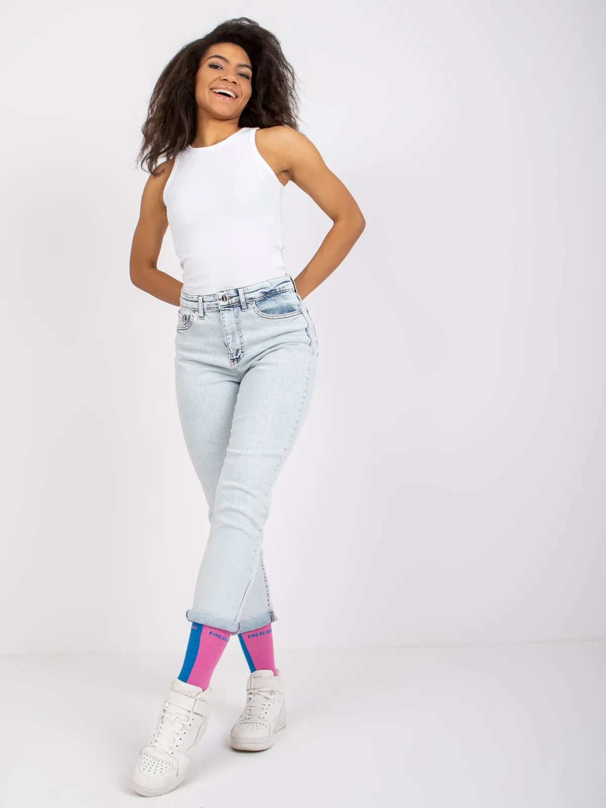 Klasyczne jeansy o kroju typu mom fit - zdjęcie 1