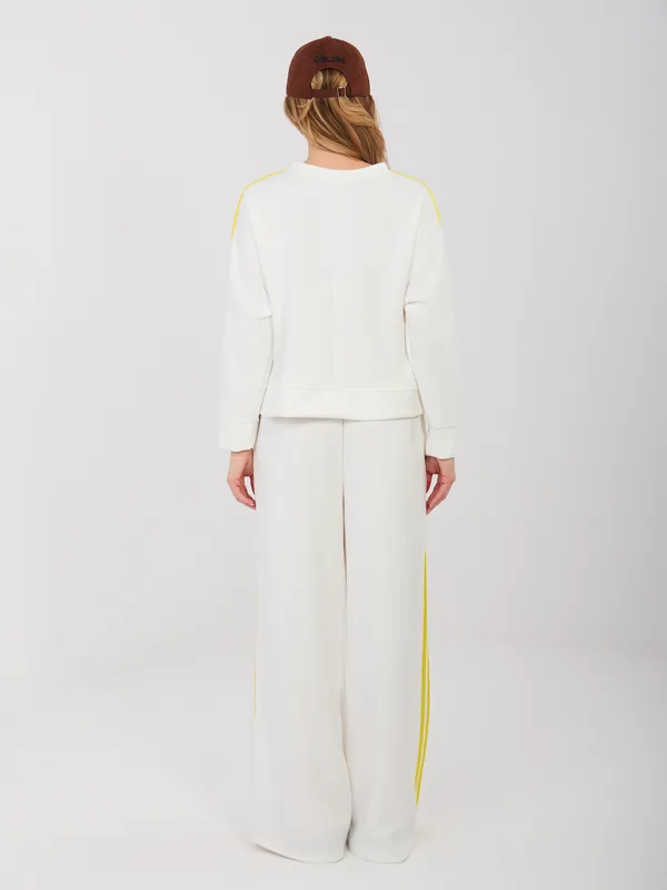 Luźna bluza sportowa z lampasami na rękawach - widok 2
