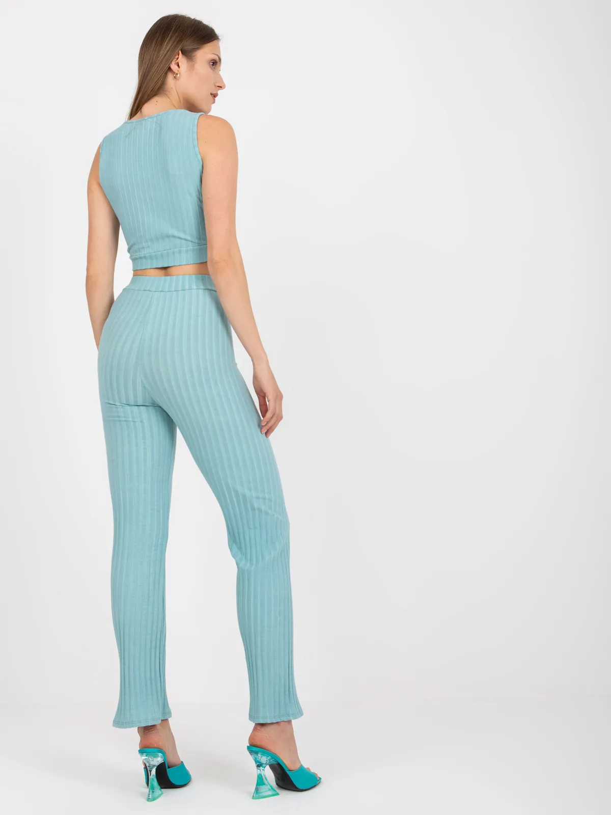 Dopasowany komplet prążkowany z topem i legginsami - zdjęcie 1