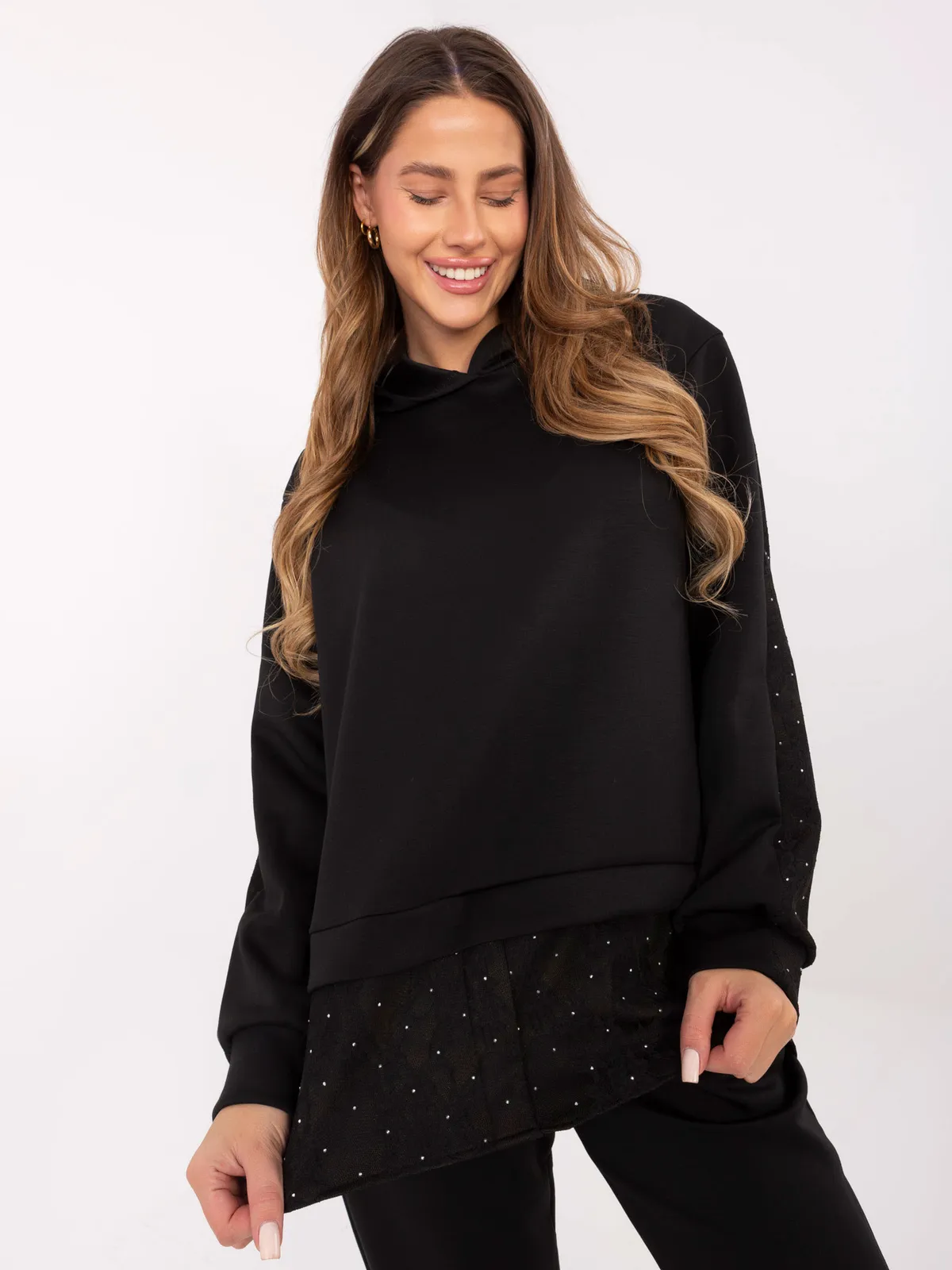 Casualowa bluza z kapturem i zdobionym dołem - zdjęcie 1