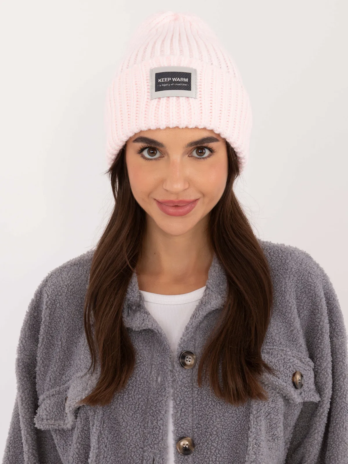 Czapka beanie z wywinięciem i naszywką dekoracyjną - zdjęcie 1