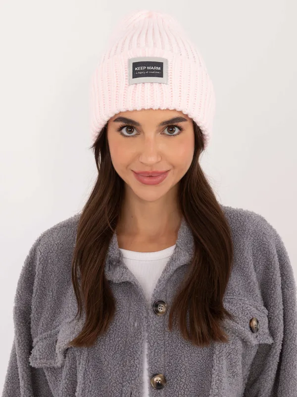 Czapka beanie z wywinięciem i naszywką dekoracyjną