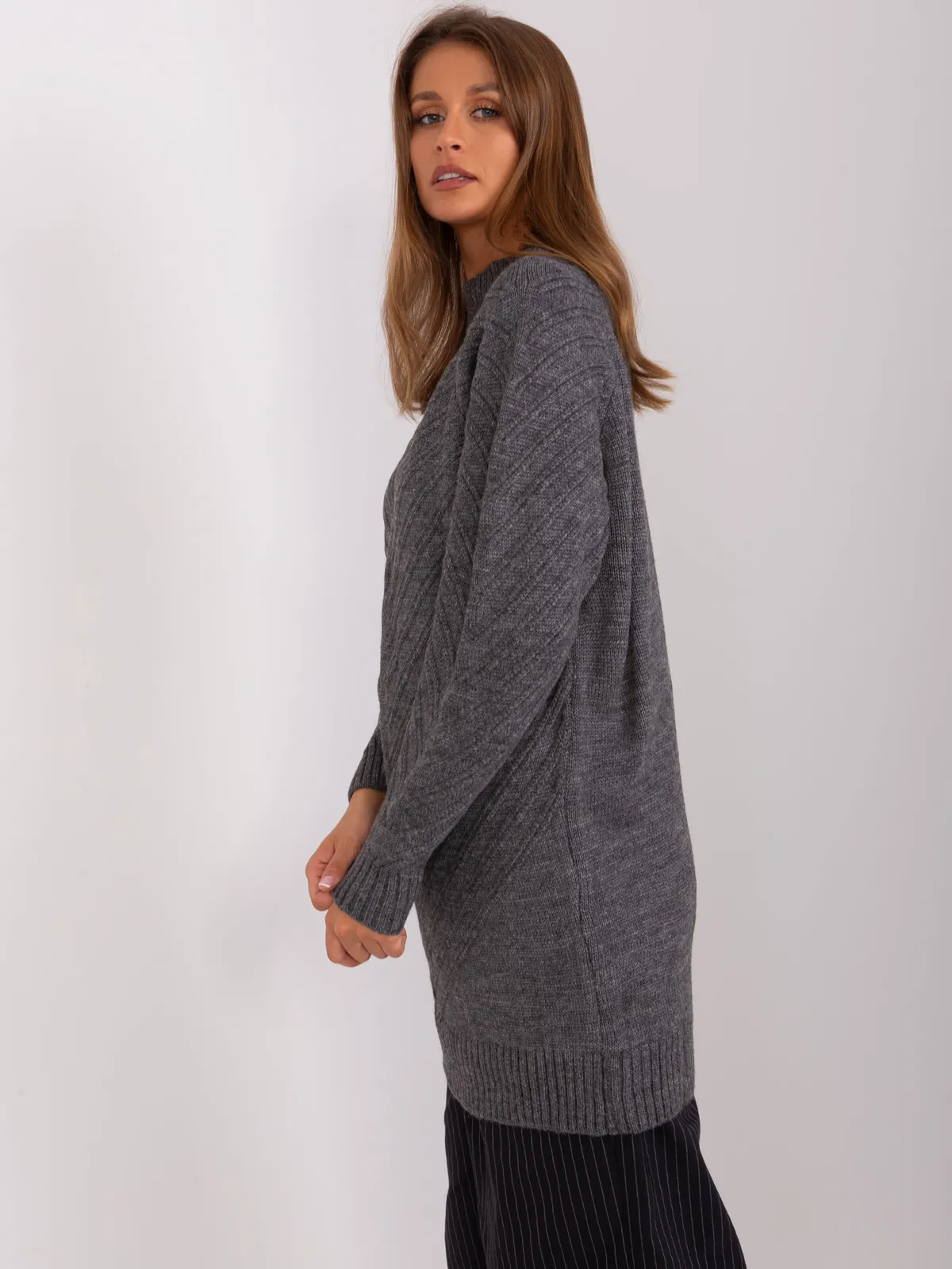 Ciemnoszary długi sweter oversize z półgolfem - zdjęcie 2