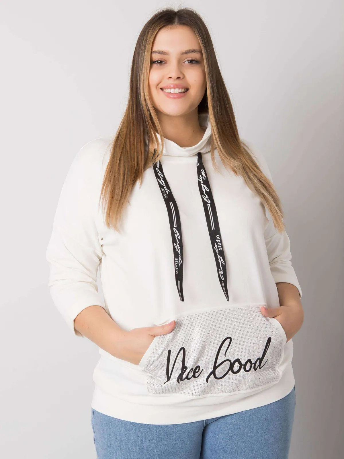 Sportowa bluza z kominem i ozdobną kieszenią - zdjęcie 1