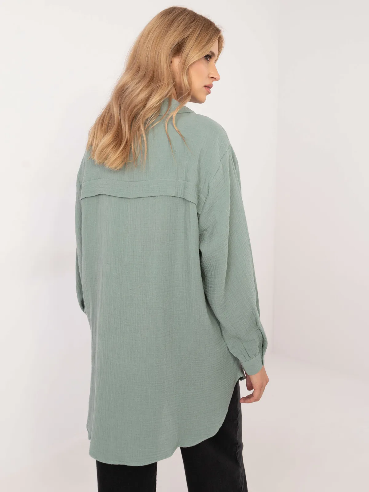 Luźna koszula oversize o kroju boyfriend - zdjęcie 4