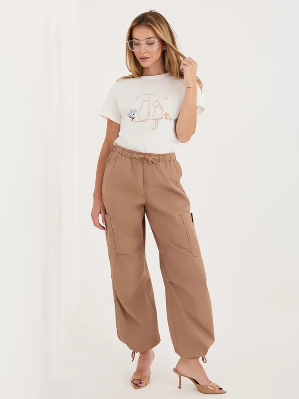 T-shirt z urokliwym haftem w kotki