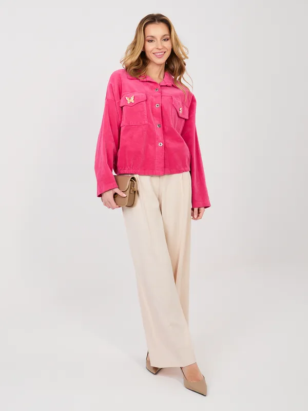 Krótka kurtka oversize z ozdobnymi broszkami